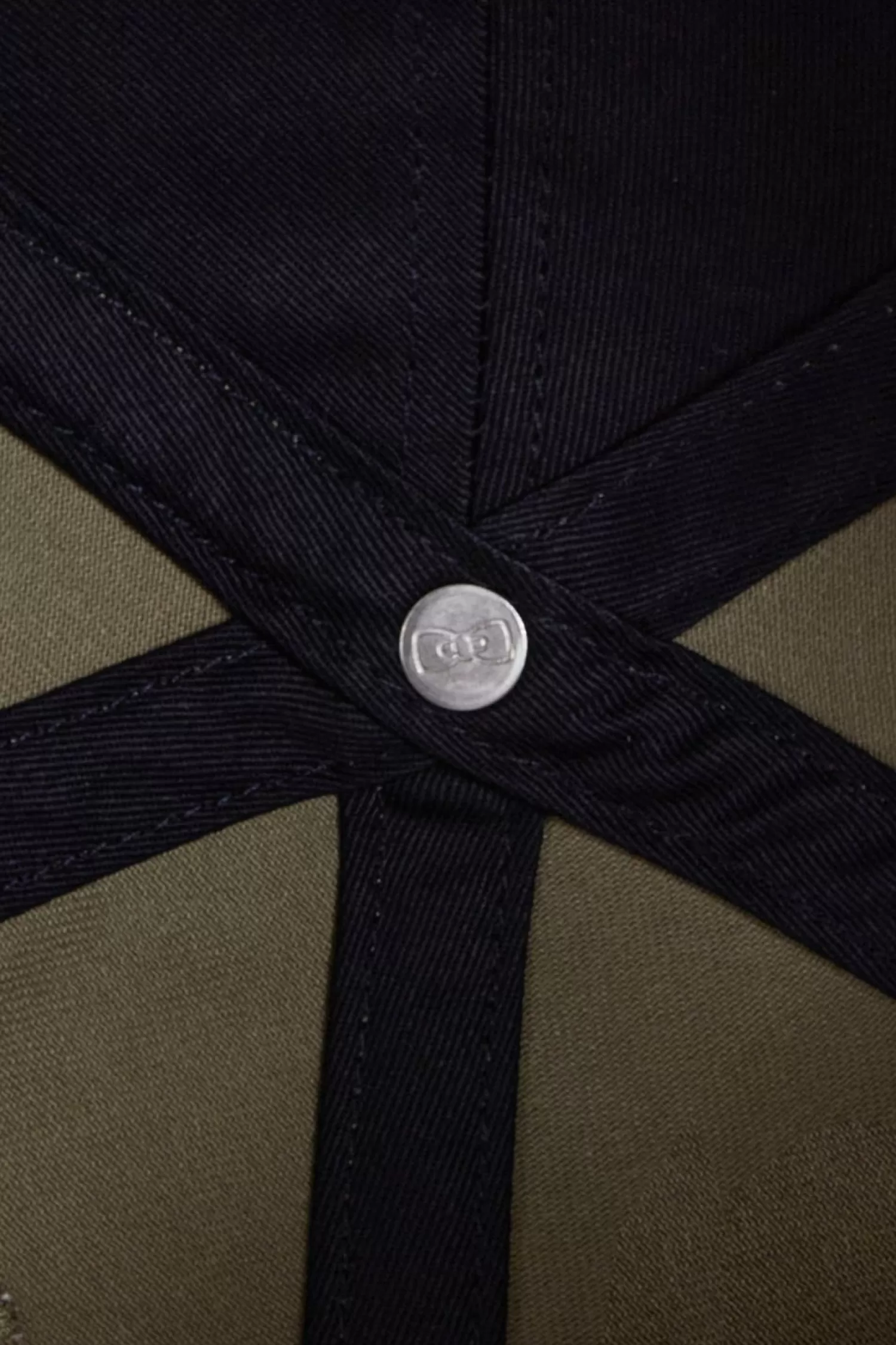 casquette_beige_fonce_en_toile_de_coton_broderie_noeud_papillon_3.webp Eden Park Casquette Beige Fonce En Toile De Coton Broderie Noeud Papillon-Homme Casquettes